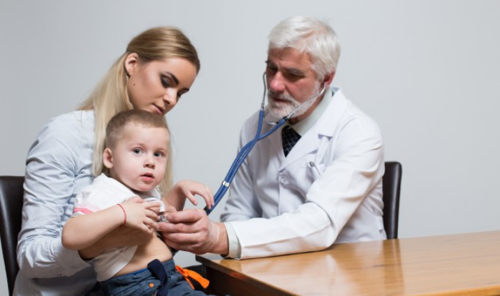 Relația medic pediatru – părinții copilului. Importanța acesteia și cum să o îmbunătățim