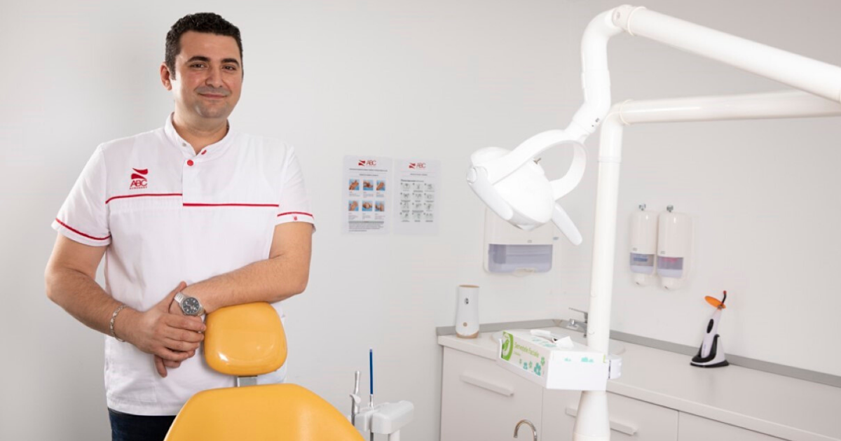 INTERVIU Dr. Bilal Takouzli, medic stomatolog: „Cel mai important lucru pentru un medic stomatolog este reacția și mulțumirea pacientului la final de tratament”