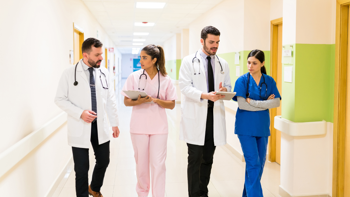 10 practici în managementul pacienților pentru o experiență de îngrijire mai bună în clinica ta