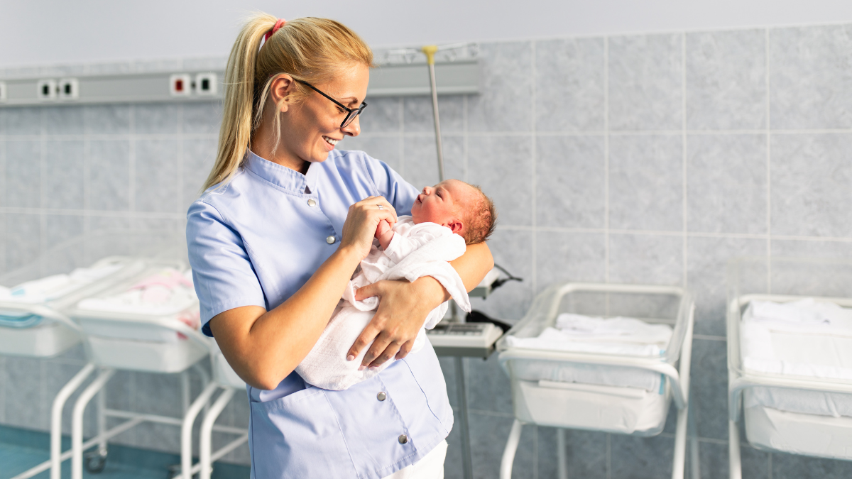 Moașele și îngrijirea la naștere: Rolul lor în asigurarea unei nașteri sigure și sănătoase 