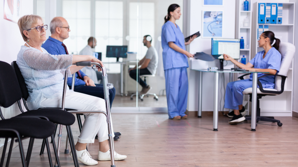 medicii-din-ambulatoriile-spitatelor-consultand-pacienti